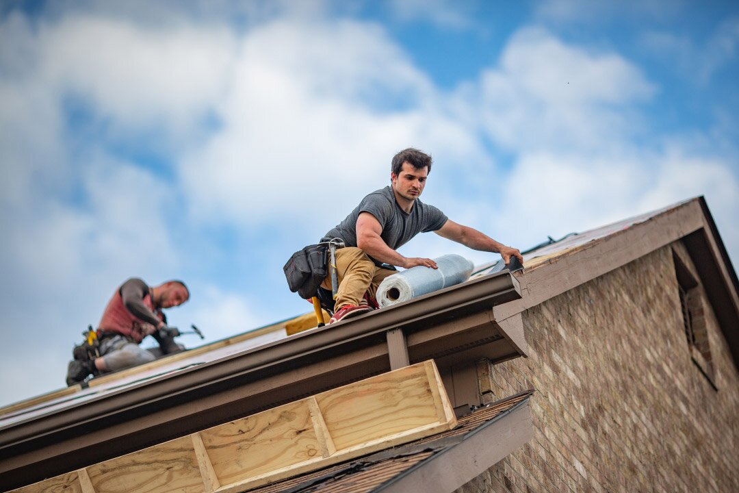 The worker makes flooring on the roof