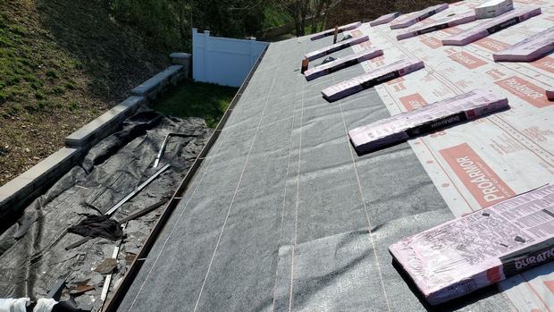 Draw the chalk lines to mark the areas, where you’ll place new shingles